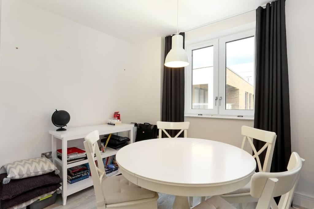 Idyllic Thames Riverside Apartment With Free Parking Айлворт Экстерьер фото