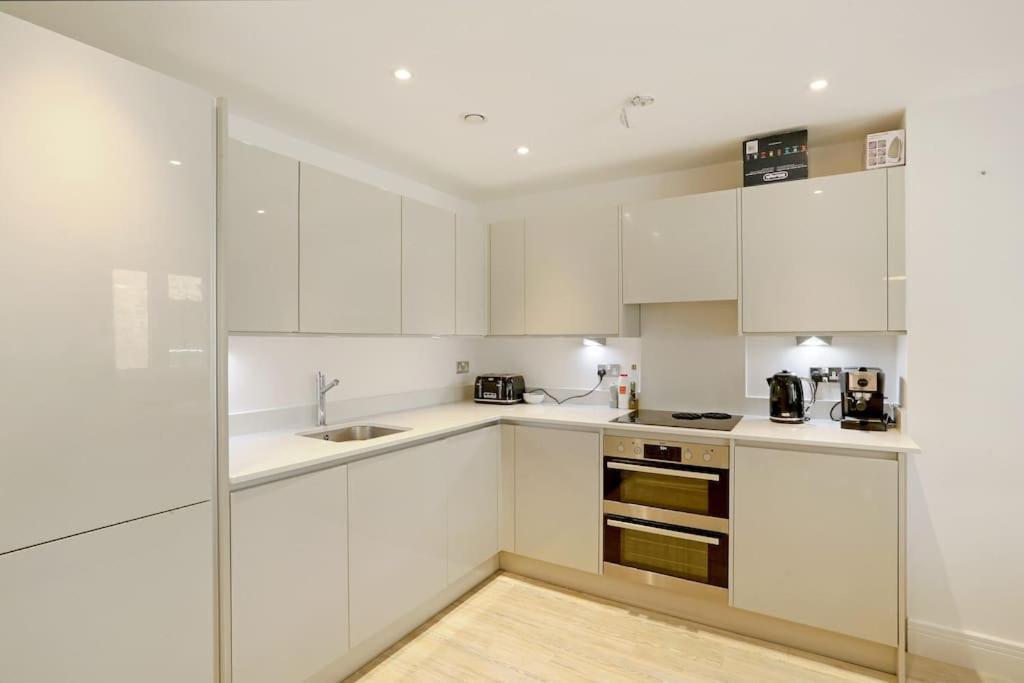 Idyllic Thames Riverside Apartment With Free Parking Айлворт Экстерьер фото